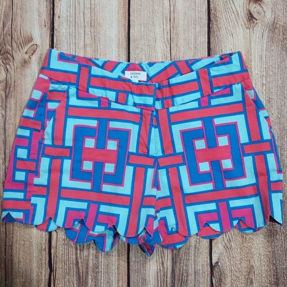 Crown & Ivy Women's Blue and Pink Geometric Scalloped Edge Shorts